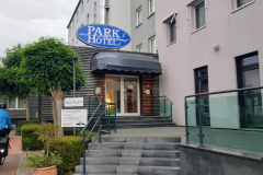 Gepäck und Fahrräder vor dem Eingang des Parkhotels