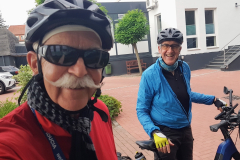 Glückliche Radfahrer vor dem Parkhotel in Neubrandenburg