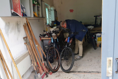 E-Bike wird in der Hotelgarage abgestellt