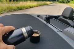 Schattenfahrt mit offenem Dach durch die Wälder des Weserberglands