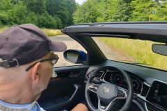 Schattenfahrt mit offenem Dach durch die Wälder des Weserberglands
