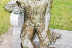 Seenplatte Etappe 4  Friedrich Wilhelm Buttel Skulptur auf Bank im Schlosspark