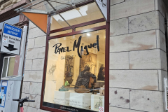 Vernissage der Frühlingsausstellung von Pavel Miguel in Karlsruhe – Besucher entdecken Zeichnungen und Skulpturen des Künstlers