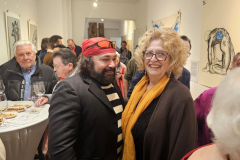 Vernissage der Frühlingsausstellung von Pavel Miguel in Karlsruhe – Besucher entdecken Zeichnungen und Skulpturen des Künstlers
