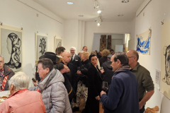 Vernissage der Frühlingsausstellung von Pavel Miguel in Karlsruhe – Besucher entdecken Zeichnungen und Skulpturen des Künstlers
