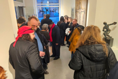 Vernissage der Frühlingsausstellung von Pavel Miguel in Karlsruhe – Besucher entdecken Zeichnungen und Skulpturen des Künstlers