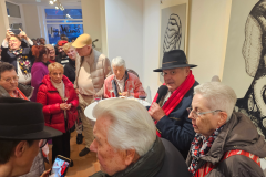 Vernissage der Frühlingsausstellung von Pavel Miguel in Karlsruhe – Besucher entdecken Zeichnungen und Skulpturen des Künstlers