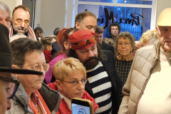 Vernissage der Frühlingsausstellung von Pavel Miguel in Karlsruhe – Besucher entdecken Zeichnungen und Skulpturen des Künstlers