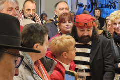 Vernissage der Frühlingsausstellung von Pavel Miguel in Karlsruhe – Besucher entdecken Zeichnungen und Skulpturen des Künstlers