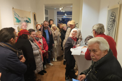 Vernissage der Frühlingsausstellung von Pavel Miguel in Karlsruhe – Besucher entdecken Zeichnungen und Skulpturen des Künstlers