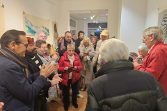 Vernissage der Frühlingsausstellung von Pavel Miguel in Karlsruhe – Besucher entdecken Zeichnungen und Skulpturen des Künstlers