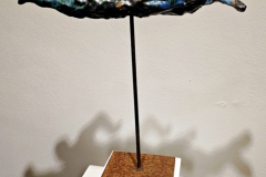 Vernissage der Frühlingsausstellung von Pavel Miguel in Karlsruhe – Besucher entdecken Zeichnungen und Skulpturen des Künstlers