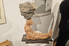 Vernissage der Frühlingsausstellung von Pavel Miguel in Karlsruhe – Besucher entdecken Zeichnungen und Skulpturen des Künstlers