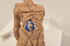 Vernissage der Frühlingsausstellung von Pavel Miguel in Karlsruhe – Besucher entdecken Zeichnungen und Skulpturen des Künstlers