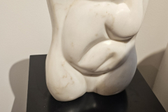 Vernissage der Frühlingsausstellung von Pavel Miguel in Karlsruhe – Besucher entdecken Zeichnungen und Skulpturen des Künstlers