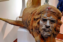 Vernissage der Frühlingsausstellung von Pavel Miguel in Karlsruhe – Besucher entdecken Zeichnungen und Skulpturen des Künstlers