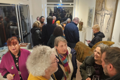 Vernissage der Frühlingsausstellung von Pavel Miguel in Karlsruhe – Besucher entdecken Zeichnungen und Skulpturen des Künstlers