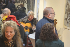 Vernissage der Frühlingsausstellung von Pavel Miguel in Karlsruhe – Besucher entdecken Zeichnungen und Skulpturen des Künstlers