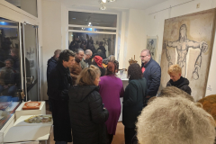 Vernissage der Frühlingsausstellung von Pavel Miguel in Karlsruhe – Besucher entdecken Zeichnungen und Skulpturen des Künstlers