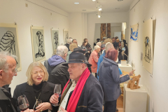 Vernissage der Frühlingsausstellung von Pavel Miguel in Karlsruhe – Besucher entdecken Zeichnungen und Skulpturen des Künstlers