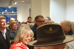 Anton Goll bei seiner Begrüßungsrede der Galerieeröffnung von Pavel Miguel