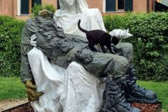 "Between Heaven and Hell“ von Pavel Miguel auf der Biennale Venedig 2024 – Madonna mit einem gefallenen Soldaten.
