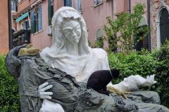 Zwischen Himmel und Hölle von Pavel Miguel auf der Biennale Venedig 2024 – Madonna mit einem gefallenen Soldaten.