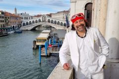 Pavel Miguel auf der Biennale Venedig 2024 – vor der Rialto-Brücke