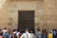 Am-Picasso-Museum-in-Malaga-auf-Einlass-warten-05