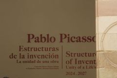Am-Picasso-Museum-in-Malaga-auf-Einlass-warten-07
