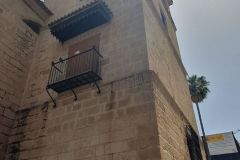 Am-Picasso-Museum-in-Malaga-auf-Einlass-warten-09
