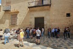 Am-Picasso-Museum-in-Malaga-auf-Einlass-warten-11