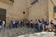 Am-Picasso-Museum-in-Malaga-auf-Einlass-warten-13