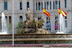 Kreisverkehr-Plaza-de-Cibeles-mit-dem-Cibeles-Brunnen-in-Madrid-01