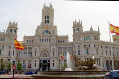 Kreisverkehr-Plaza-de-Cibeles-mit-dem-Cibeles-Brunnen-in-Madrid-03