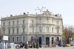 Kreisverkehr-Plaza-de-Cibeles-mit-dem-Cibeles-Brunnen-in-Madrid-05