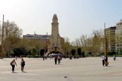 Die-Plaza-de-Espana-in-Madrid-01