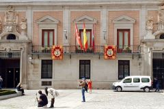 Plaza-de-la-Villa-in-Madrid-04