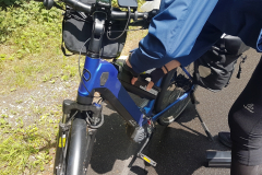 Akkutausch am E-Bike durch Erich bei Blankenförde – Seenplatte Radtour vierte Etappe