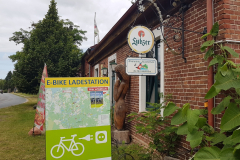 Außenansicht der Räucherkate mit E-Bike-Ladestation in Blankenförde – Seenplatte Radtour vierte Etappe