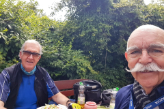 Mittagspause in der Sonne auf der Terrasse der Räucherkate – Seenplatte Radtour vierte Etappe