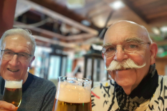 Erich und Werner stoßen auf die gelungene Etappe im Ratskeller an – Seenplatte Radtour vierte Etappe