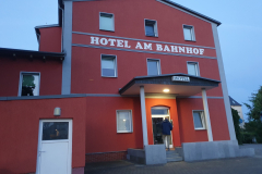Das Hotel am Bahnhof in Waren bei Nacht – Seenplatte Radtour vierte Etappe