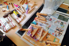 Werkzeuge für den Recycling-Schmuck: Messer, Zahnbürste, Zahnstocher, Bohrer