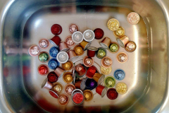 Kaffeekapsel geöffnet und vom Kaffeesatz befreit – Beginn des Upcyclings