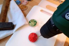 Recycling-Schmuck von Rita Bogner. Bohren der Kaffeekapseln