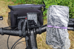 Regennasses Fahrrad nach Regenschauer auf der Seenplatte Radtour vierte Etappe