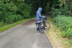 In voller Regenmontur auf der Seenplatte Radtour vierte Etappe
