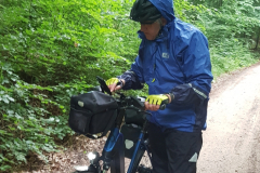 Feuchte Strecke und Regenwolken während der letzten Kilometer der Etappe