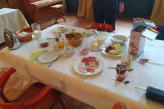 Gemütlich gedeckter Frühstückstisch im Jagdschloss Bellin
